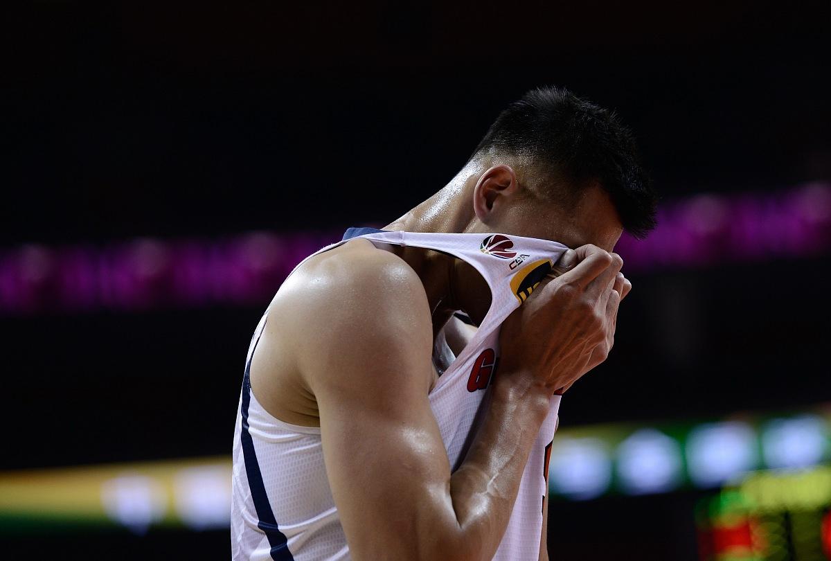 浓眉哥重返赛场，大比分获胜首场状态出色，热火观众沸腾！爱游戏手游平台